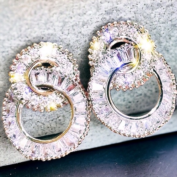 NEW Silver Double Locked Interlocking Circles Diamonte Crystal Earrings - Picture 4 of 16